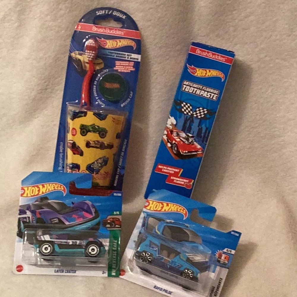 Hot Wheels Stocking Stuffers ~ 2 Cars Toothbrush & Cup Toothpaste ~ NIP